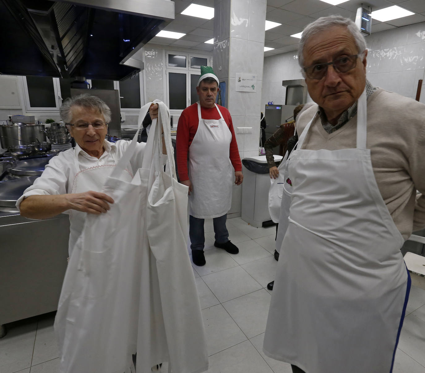 El arzobispo, Jesús Sanz Montes, junto a voluntarios de la Cocina Ecómica, ha servido los menús de Nochebuena.