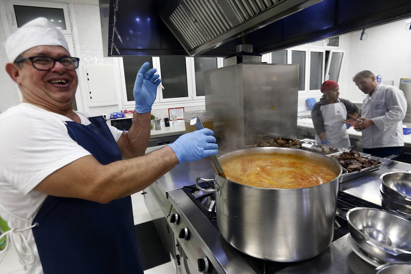 El arzobispo, Jesús Sanz Montes, junto a voluntarios de la Cocina Ecómica, ha servido los menús de Nochebuena.