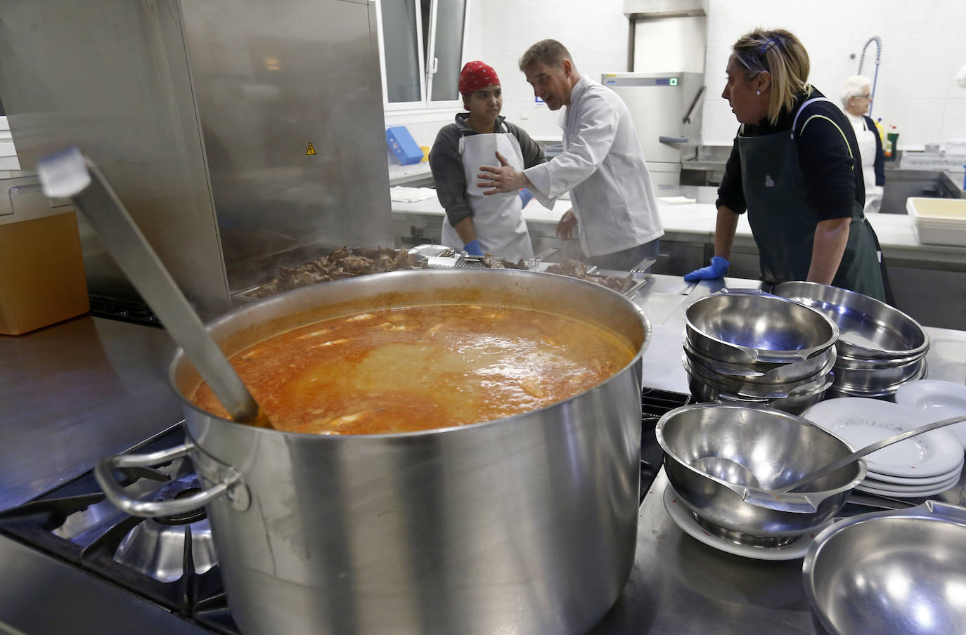 El arzobispo, Jesús Sanz Montes, junto a voluntarios de la Cocina Ecómica, ha servido los menús de Nochebuena.