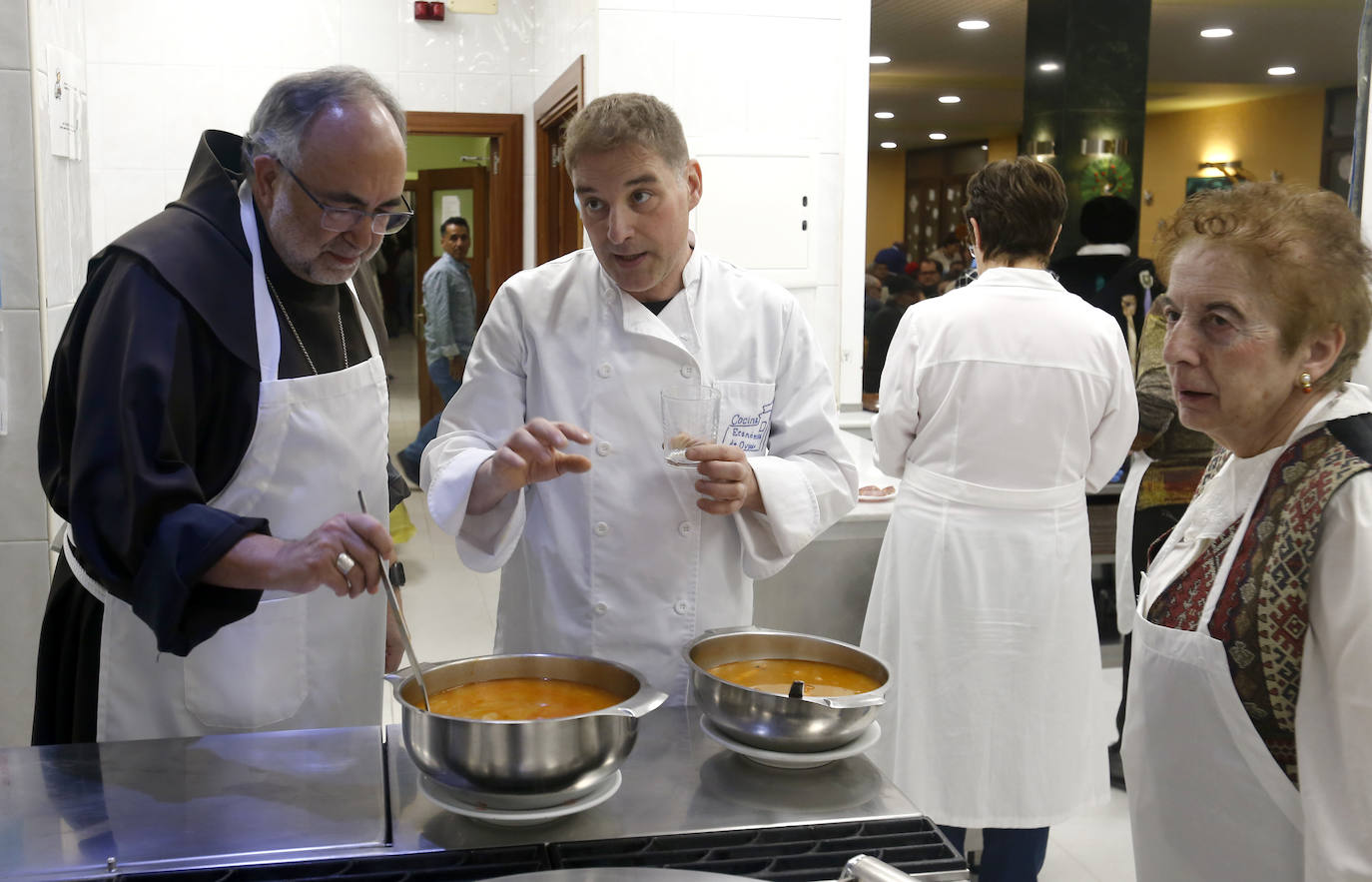 El arzobispo, Jesús Sanz Montes, junto a voluntarios de la Cocina Ecómica, ha servido los menús de Nochebuena.