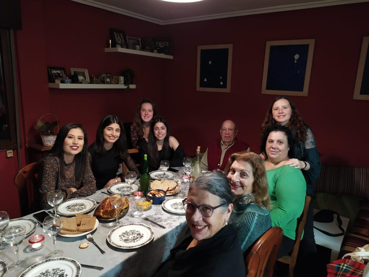 Las tunecinas Ghada Bakouch y Khouloud Ouertani (primeras por la izquierda), con su anfitriona, Celia Menéndez Fernández. Compartieron cena en la vivienda familiar de Lugo de Llanera con Lucía Fernández Ortega, José Ángel Fernández, Claudia Menéndez, Isabel Fernández, Maribel Álvarez, María Álvarez y Clara Menéndez, que no sale en la foto porque fue quien la hizo. 