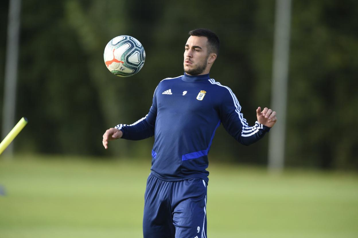 Joselu controla un balón con el pecho en una sesión. 