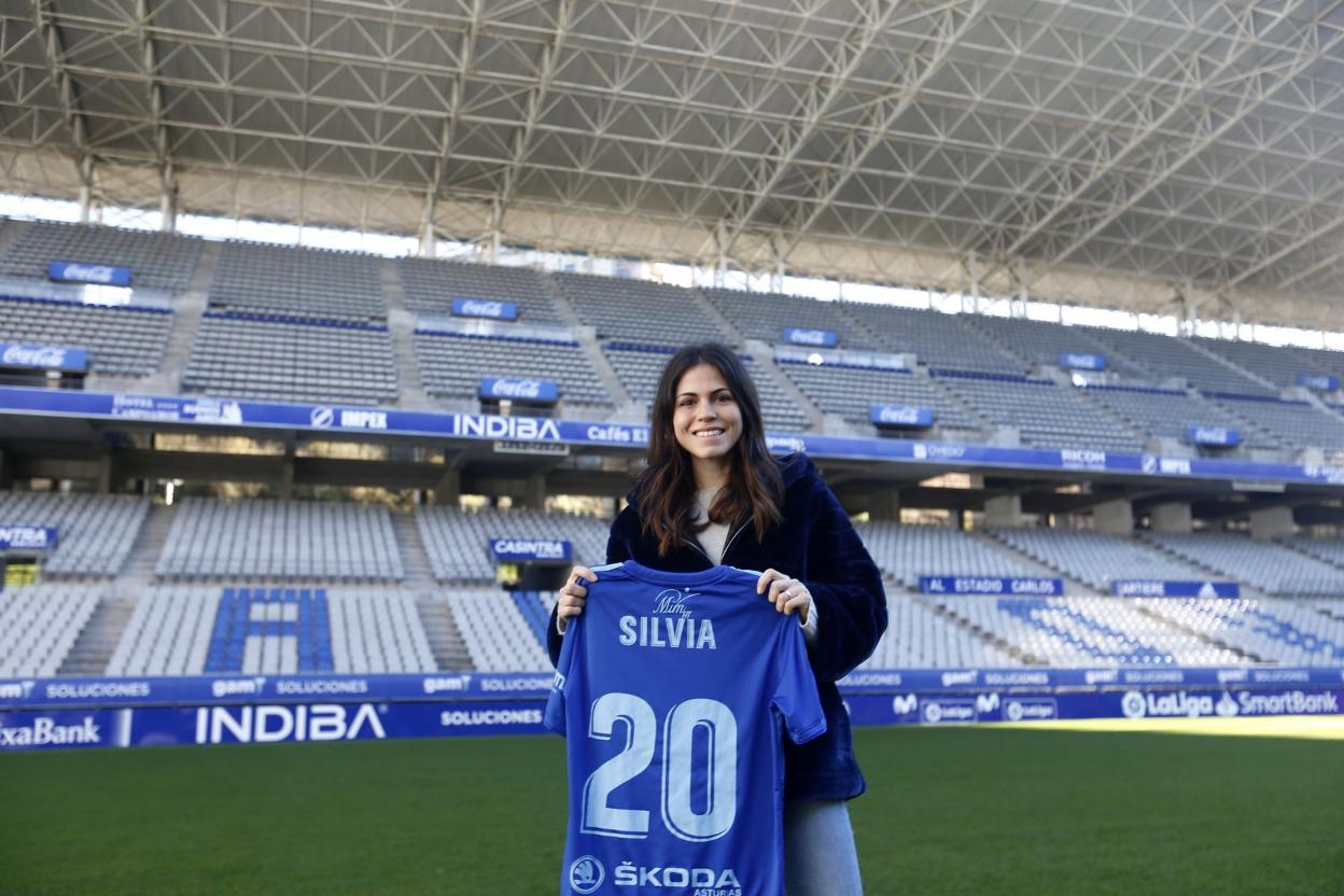 Silvia Fernández, con su camiseta, en el Carlos Tartiere. 