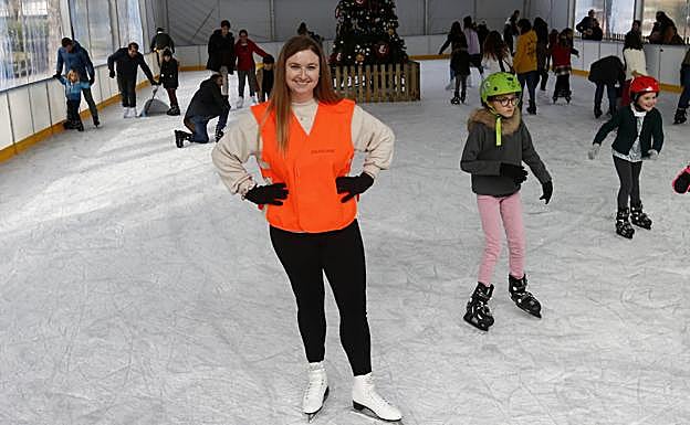 Alba Estrada es monitora en la pista de hielo de EL Bombé.