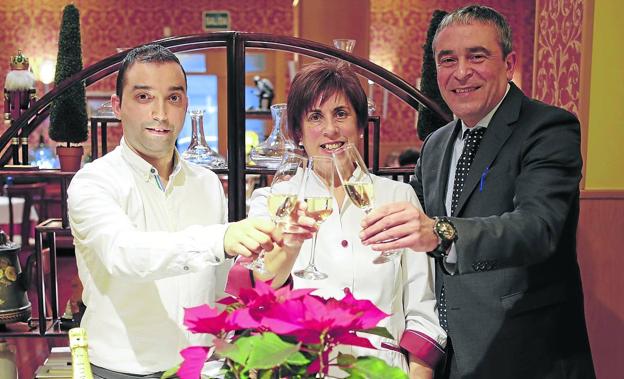 Noel Rodríguez, Ana Fé Fernández y José Luis Mondelo celebrarán la Nochevieja en el restaurante El Cenador del Azul de Mieres