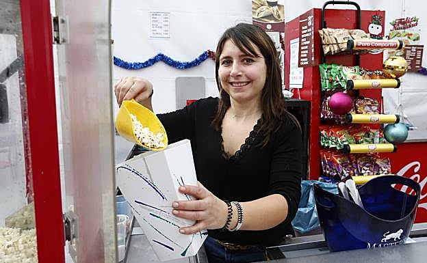 Eva Menéndez preparando unas palomitas en la cafetería de El Bombé.