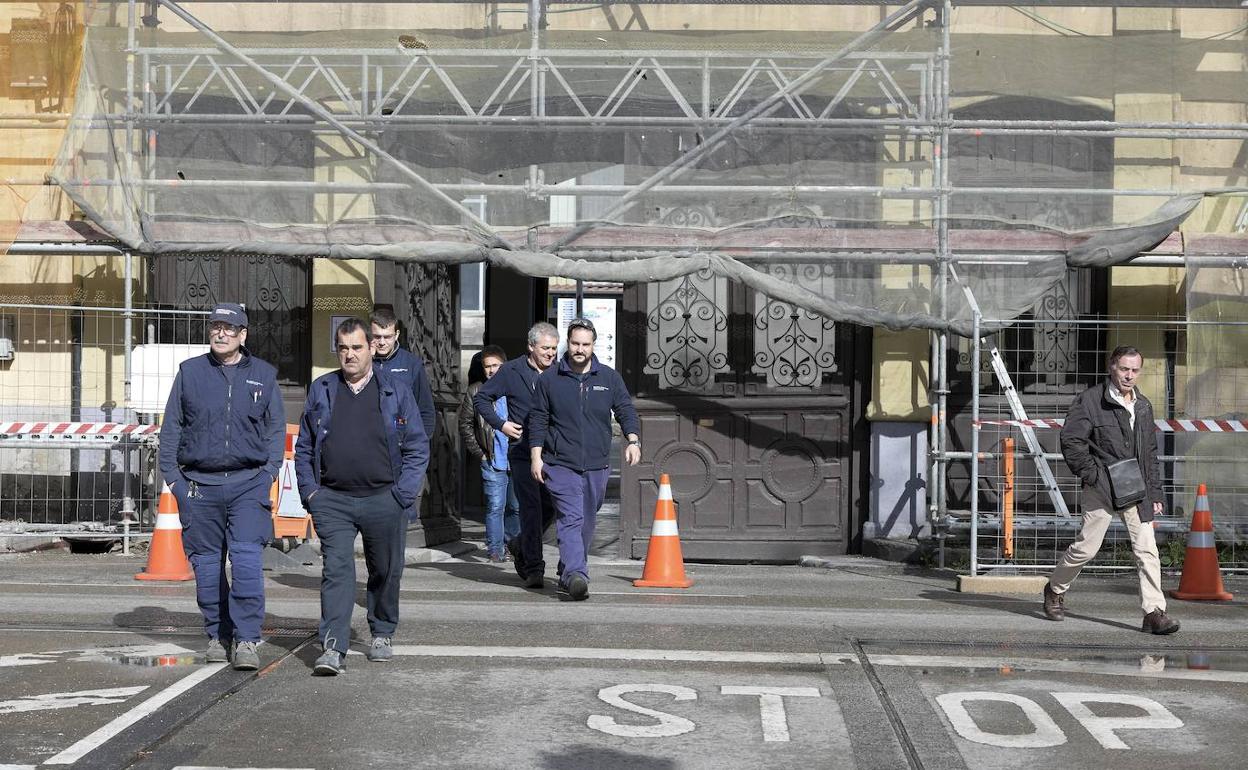 Trabajadores saliendo de la fábrica de armas de Trubia. 