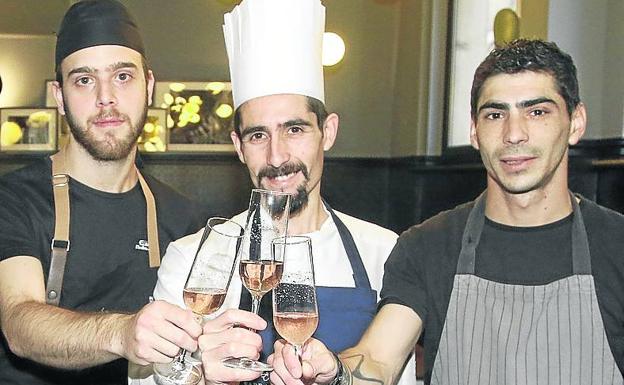 Enol García, Ricardo Fernández Señorán y Ricardo Tornero brindan por el nuevo año en el restaurante Farragua.