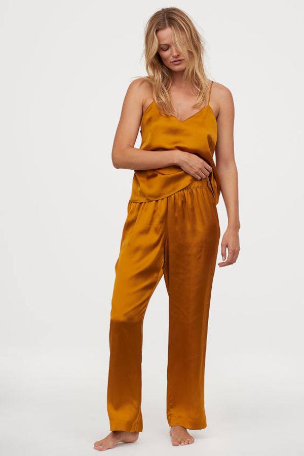 Pijama de satén en color amarillo oscuro, (24,99 euros).