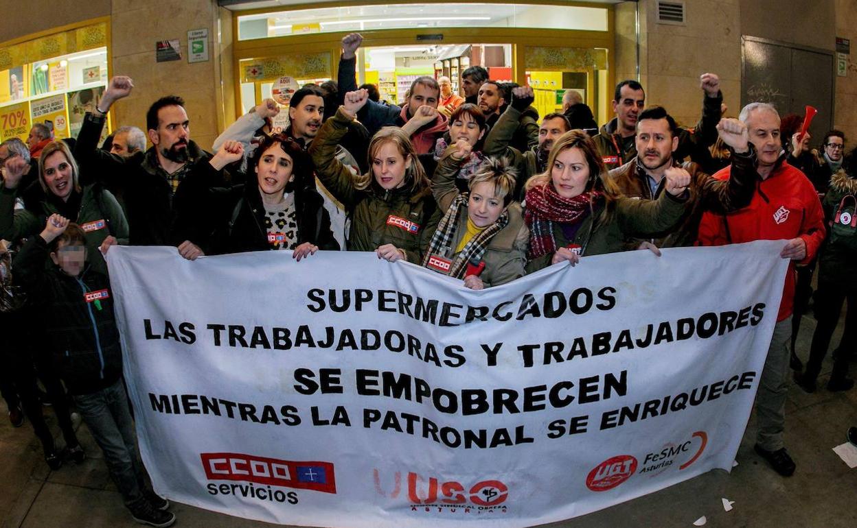 Protesta a las puertas de un supermercado en Gijón. 