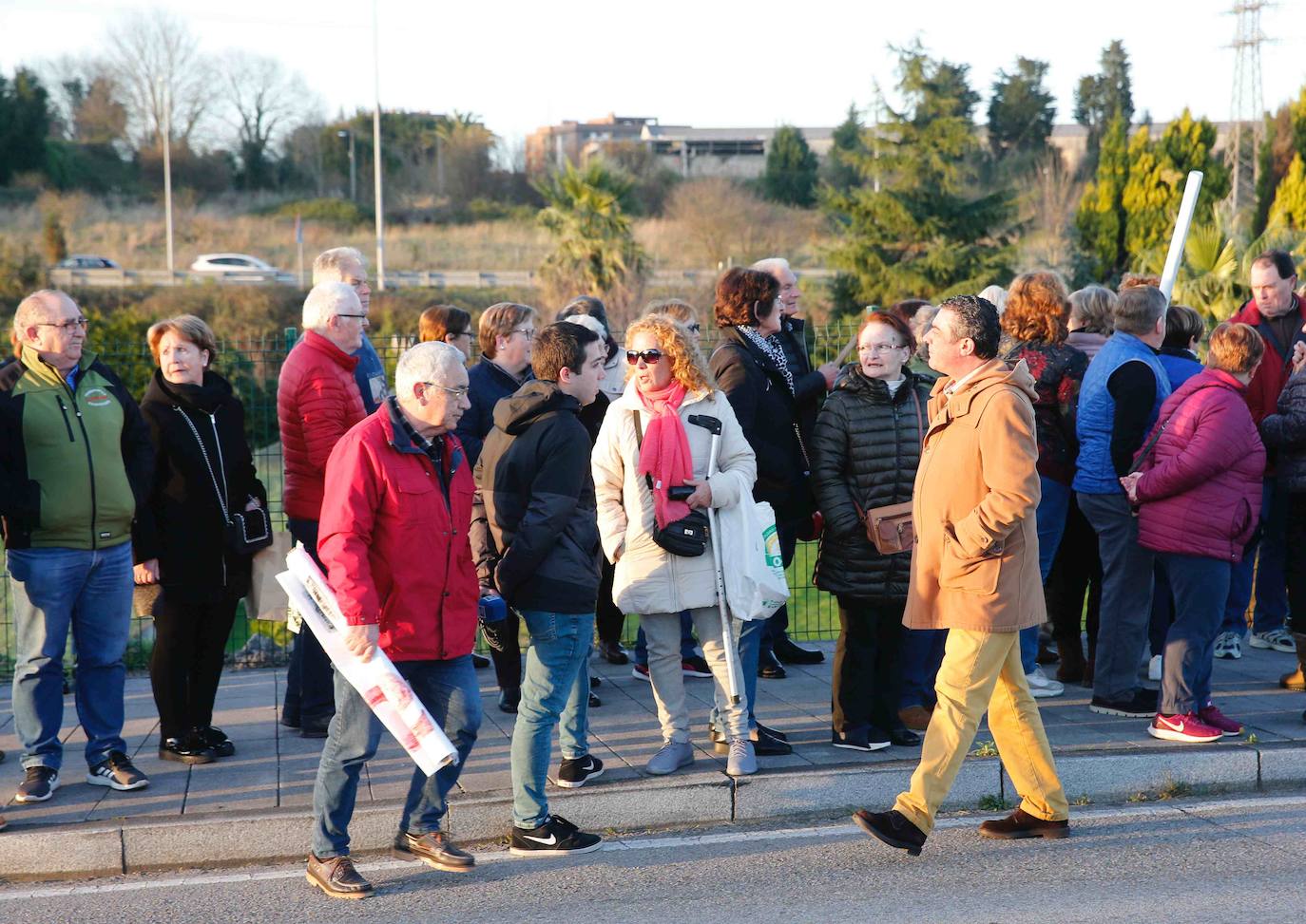 Vecinos del barrio gijonés salen a la calle para que no se retrase más la construcción de un centro sanitario que piden desde hace ocho años