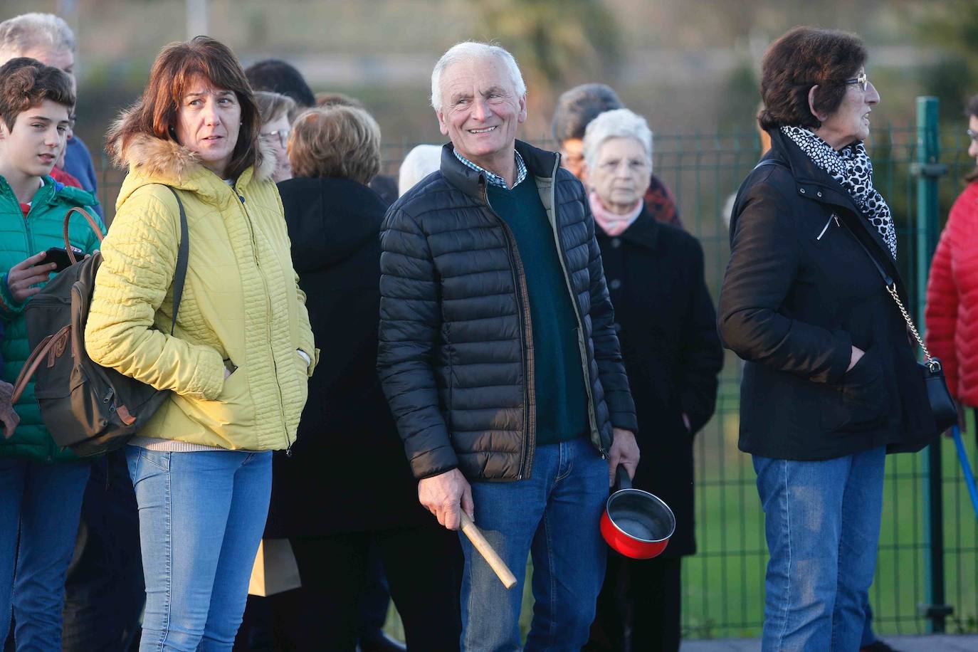 Vecinos del barrio gijonés salen a la calle para que no se retrase más la construcción de un centro sanitario que piden desde hace ocho años
