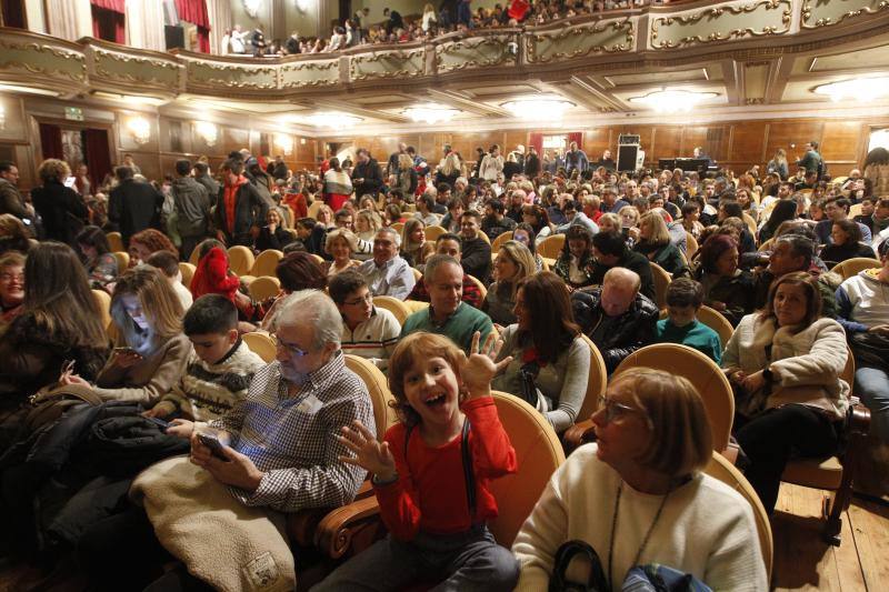 El teatro gijonés acogió este viernes la primera jornada de la Gran Gala Internacional de Magia, con la presencia de El Gran Dimitri, Víctor Cerro o Erwan. 