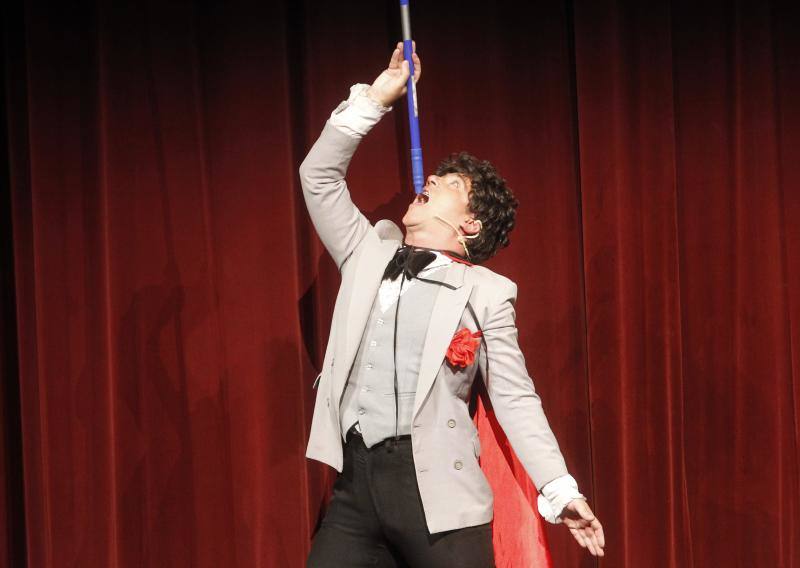 El teatro gijonés acogió este viernes la primera jornada de la Gran Gala Internacional de Magia, con la presencia de El Gran Dimitri, Víctor Cerro o Erwan. 