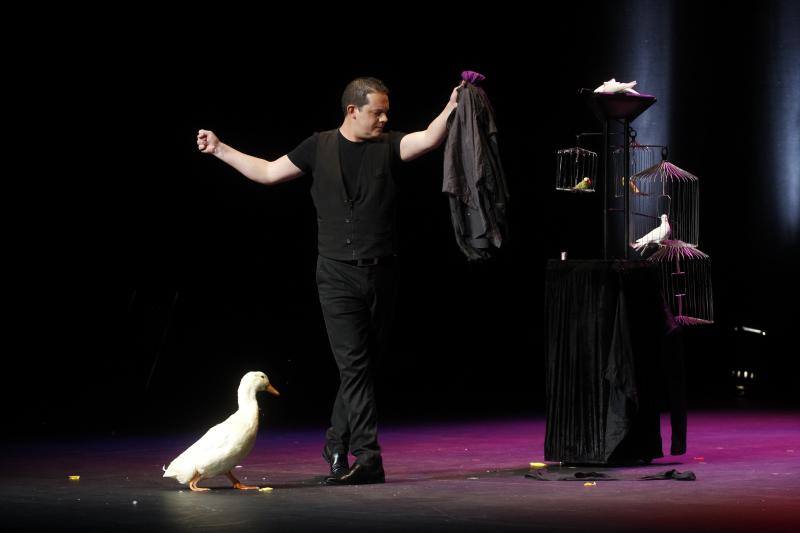El teatro gijonés acogió este viernes la primera jornada de la Gran Gala Internacional de Magia, con la presencia de El Gran Dimitri, Víctor Cerro o Erwan. 