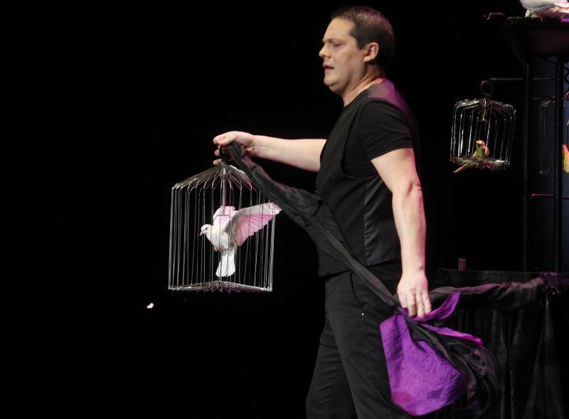 El teatro gijonés acogió este viernes la primera jornada de la Gran Gala Internacional de Magia, con la presencia de El Gran Dimitri, Víctor Cerro o Erwan. 