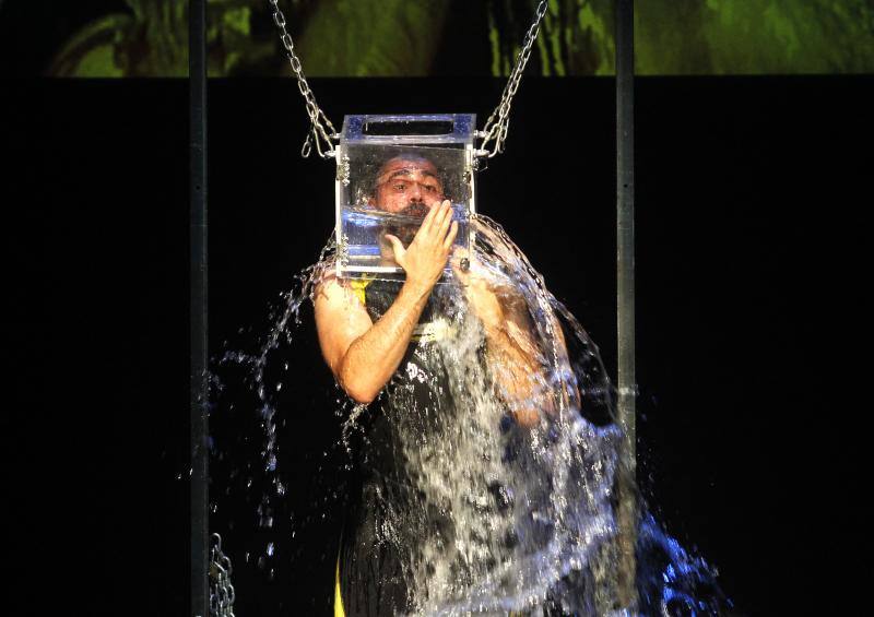 El teatro gijonés acogió este viernes la primera jornada de la Gran Gala Internacional de Magia, con la presencia de El Gran Dimitri, Víctor Cerro o Erwan. 