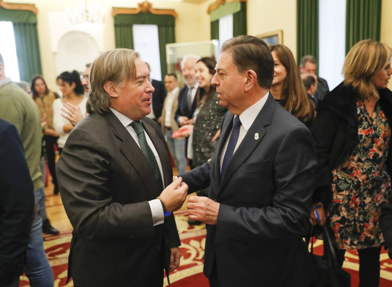 Los regidores de Oviedo, Gijón y Avilés y la Federación Asturiana de Concejos (FACC) han reivindicado en el tradicional brindis navideño la colaboración de los ayuntamientos de la región para competir en un mundo cada vez más complejo y han defendido la autonomía local una vez que han pasado 40 años de las primeras elecciones municipales