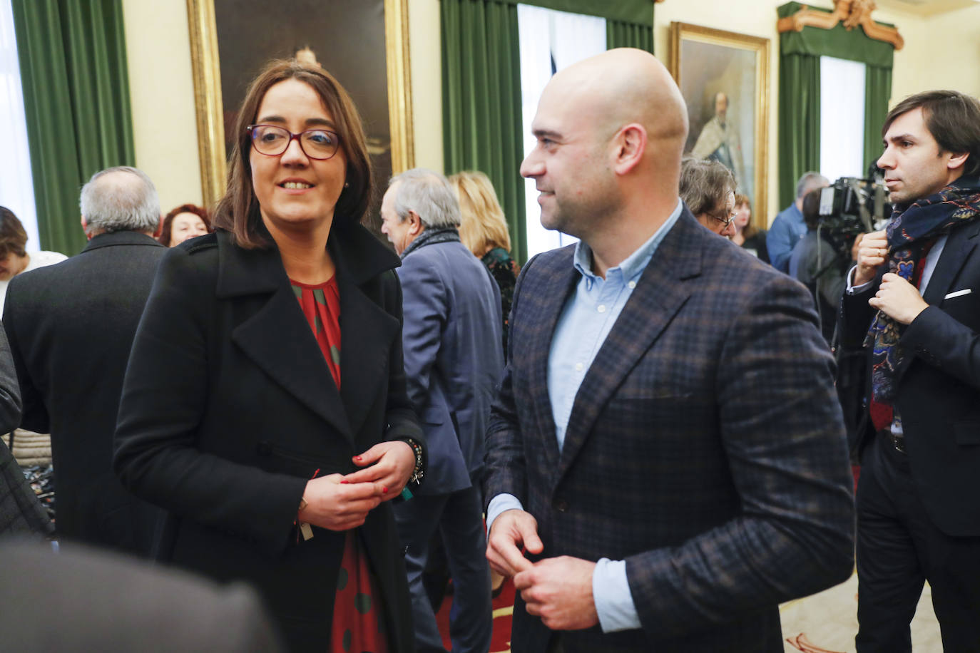 Los regidores de Oviedo, Gijón y Avilés y la Federación Asturiana de Concejos (FACC) han reivindicado en el tradicional brindis navideño la colaboración de los ayuntamientos de la región para competir en un mundo cada vez más complejo y han defendido la autonomía local una vez que han pasado 40 años de las primeras elecciones municipales