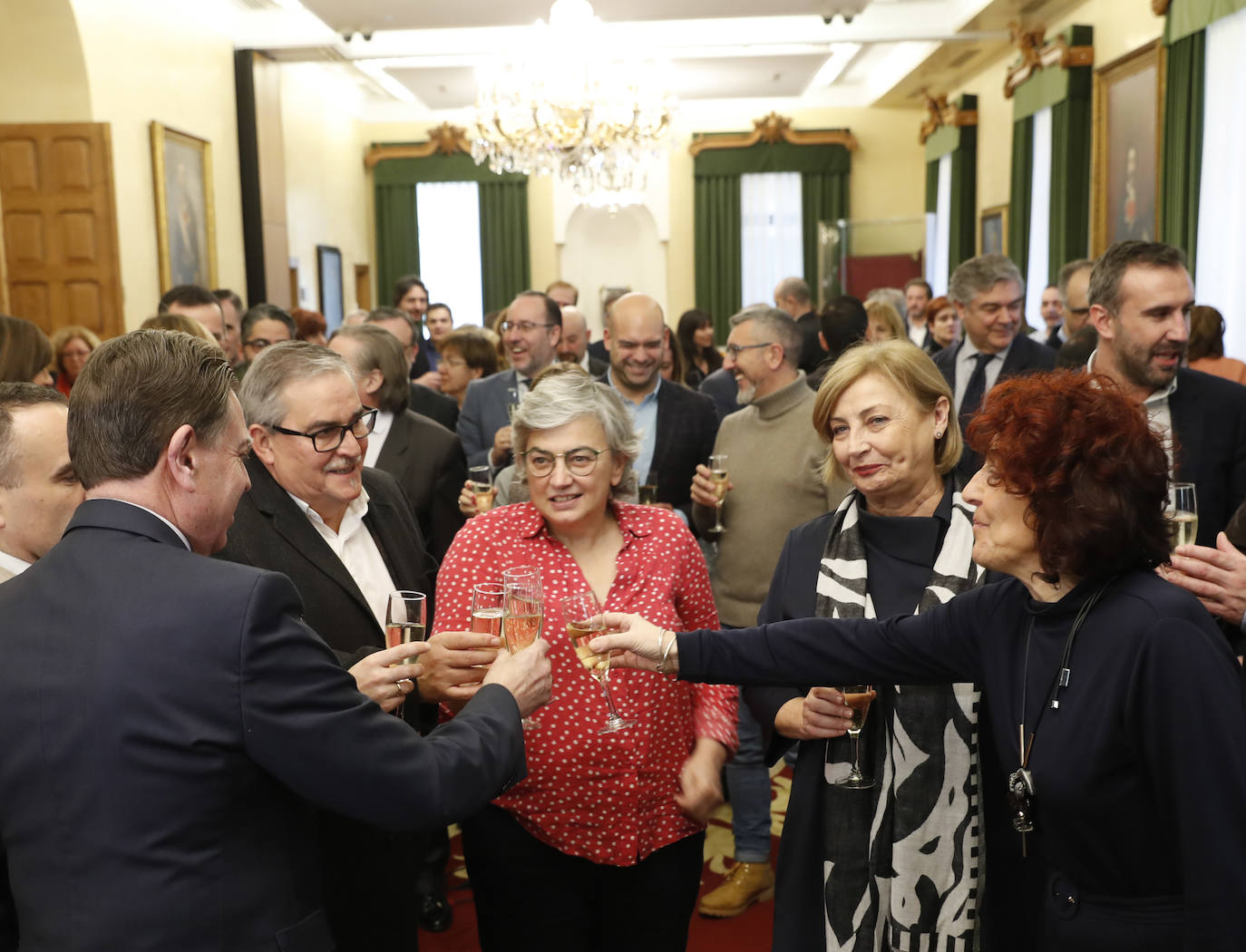 Los regidores de Oviedo, Gijón y Avilés y la Federación Asturiana de Concejos (FACC) han reivindicado en el tradicional brindis navideño la colaboración de los ayuntamientos de la región para competir en un mundo cada vez más complejo y han defendido la autonomía local una vez que han pasado 40 años de las primeras elecciones municipales