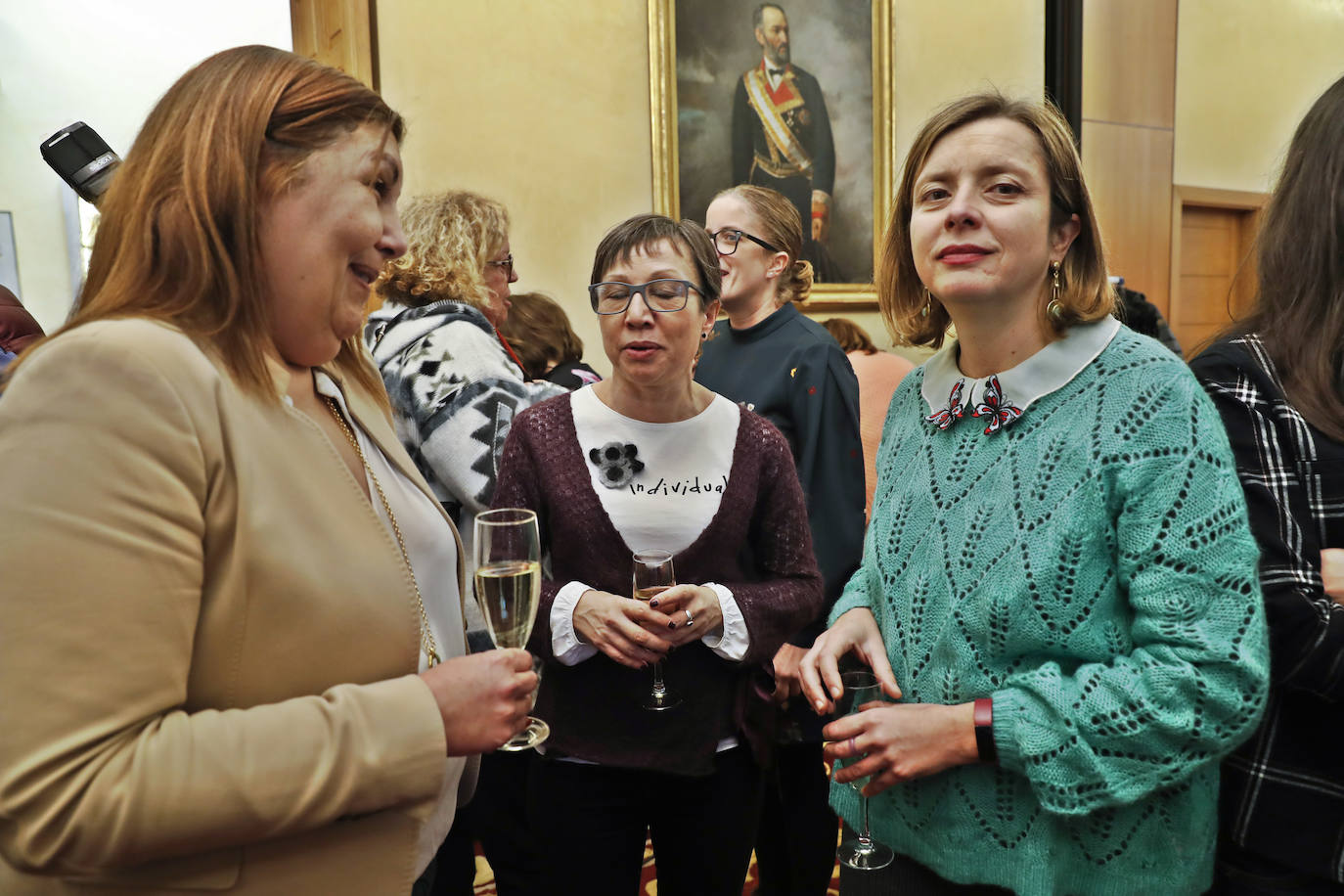 Los regidores de Oviedo, Gijón y Avilés y la Federación Asturiana de Concejos (FACC) han reivindicado en el tradicional brindis navideño la colaboración de los ayuntamientos de la región para competir en un mundo cada vez más complejo y han defendido la autonomía local una vez que han pasado 40 años de las primeras elecciones municipales