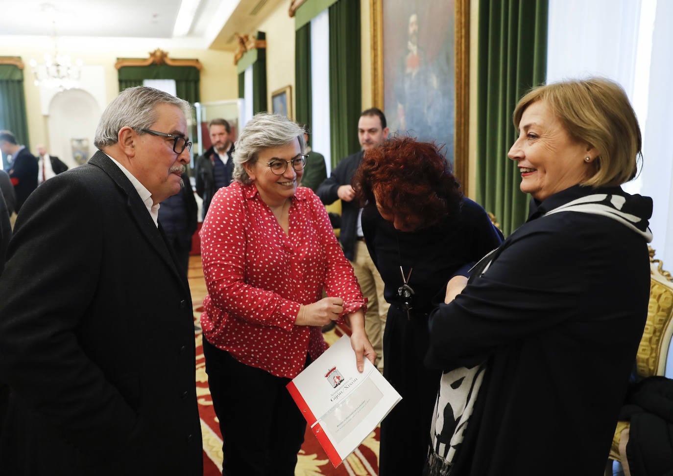 Los regidores de Oviedo, Gijón y Avilés y la Federación Asturiana de Concejos (FACC) han reivindicado en el tradicional brindis navideño la colaboración de los ayuntamientos de la región para competir en un mundo cada vez más complejo y han defendido la autonomía local una vez que han pasado 40 años de las primeras elecciones municipales