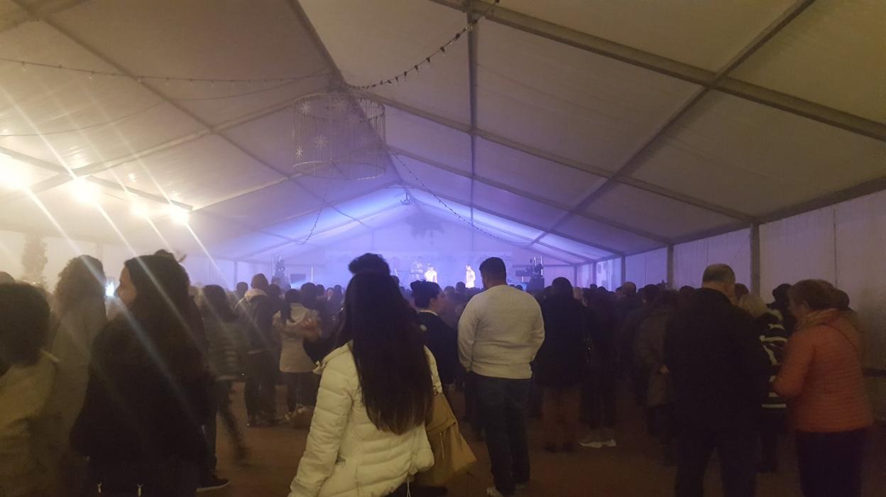La orquesta Beatriz ayer en la carpa del recinto de Navidad de la Pista de la Exposición. 