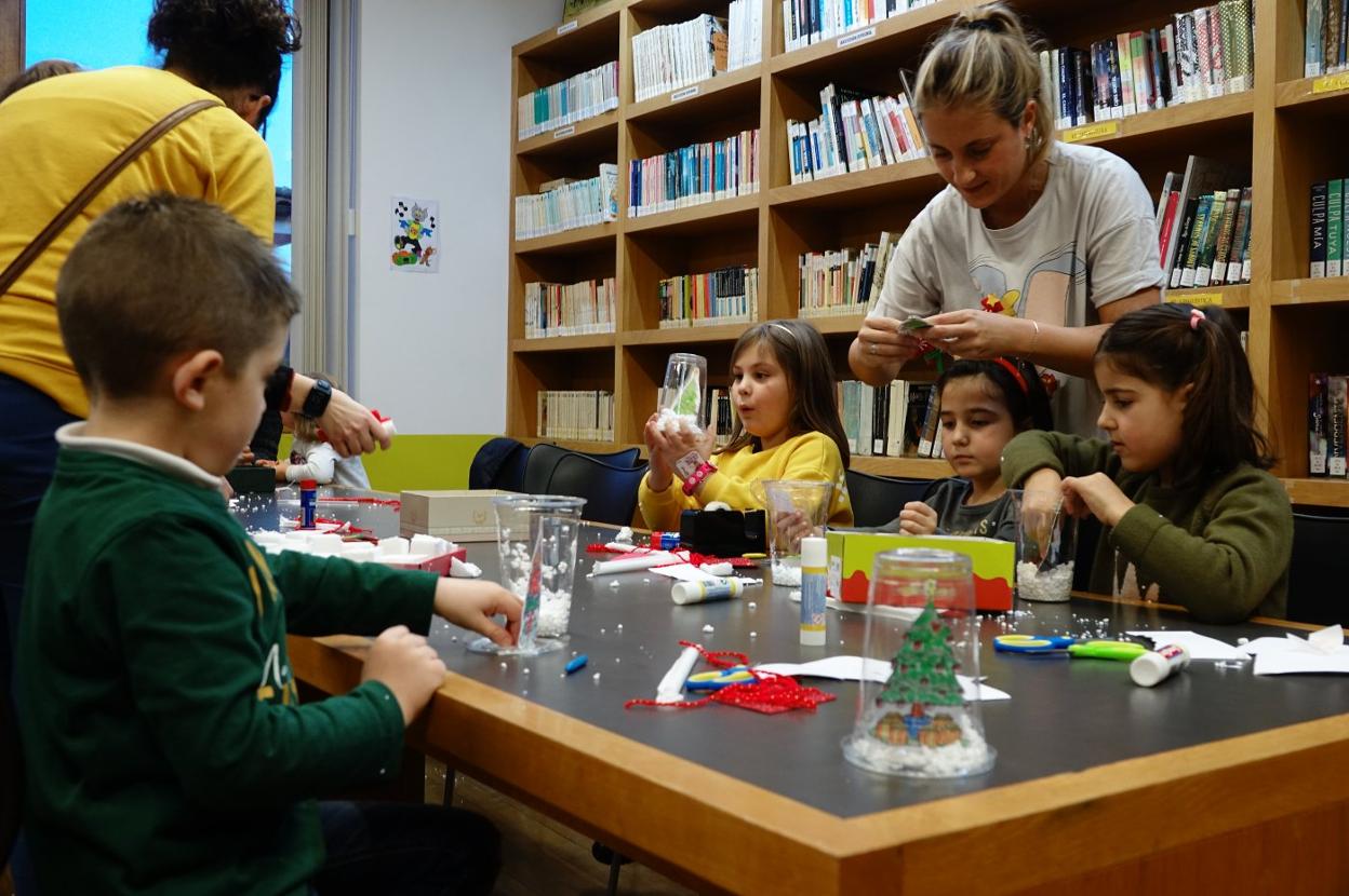 Los niños de Parres elaboran sus adornos de Navidad
