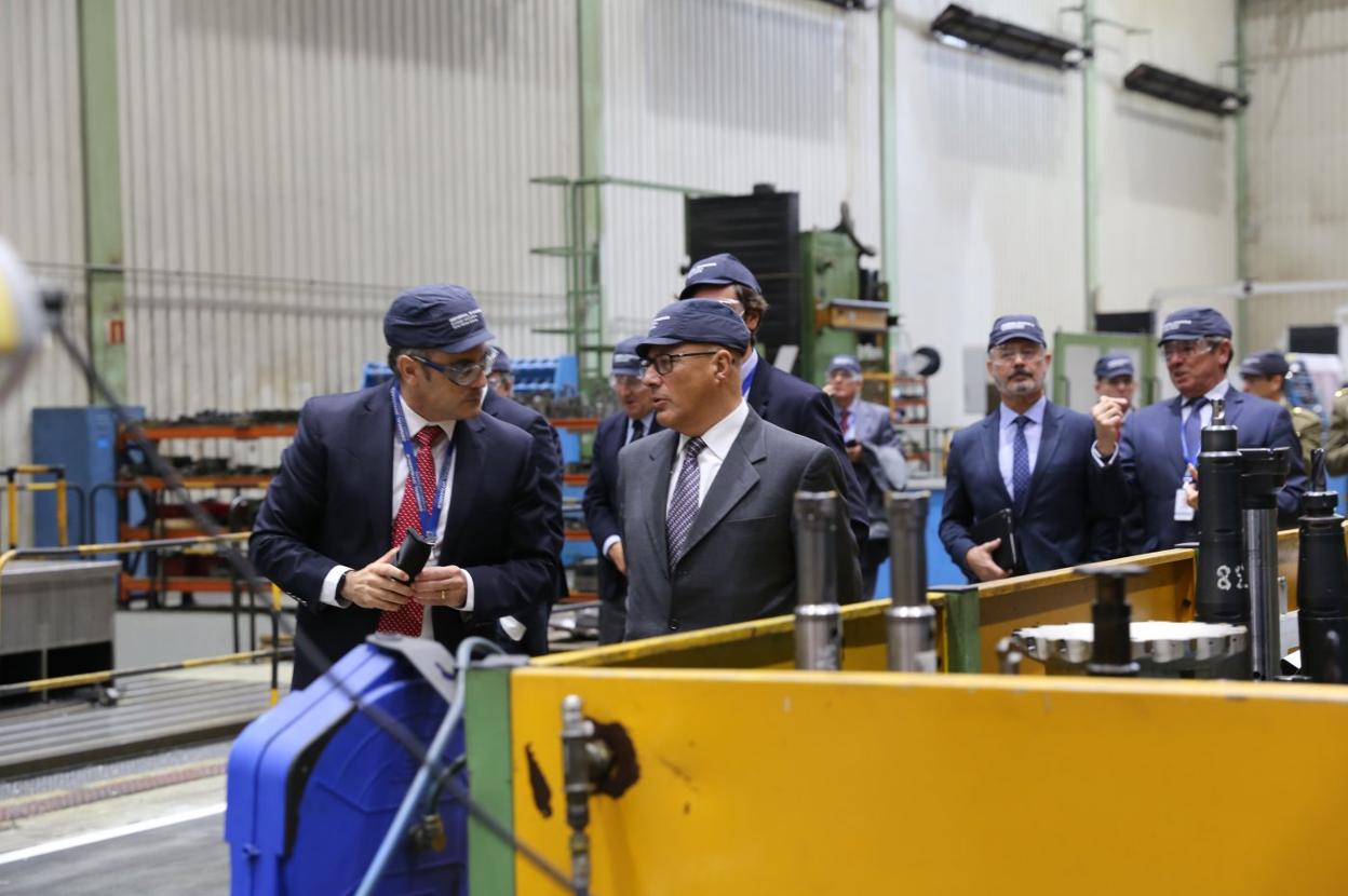 El director de la fábrica de armas de Trubia, Rafael Arenas; y el secretario de Estado de Defensa, Ángel Olivares, durante la visita a las instalaciones el pasado noviembre. 