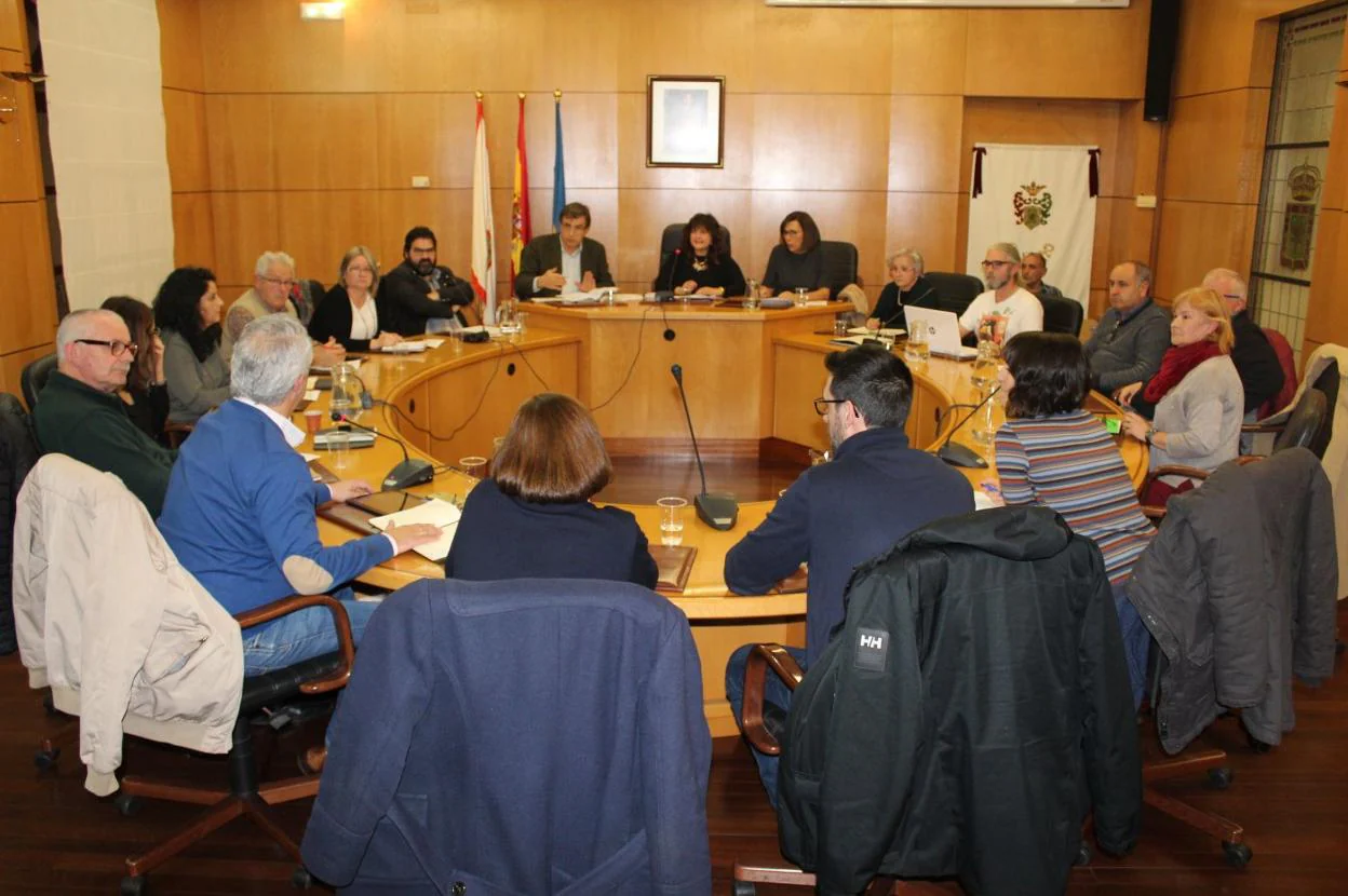 La Corporación municipal de Carreño, durante la sesión plenaria de ayer. 