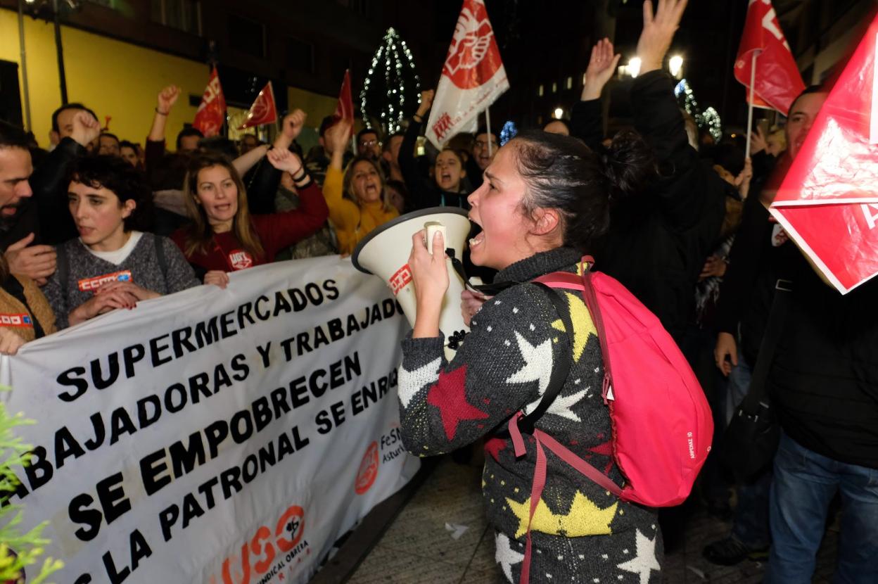 Concentración de trabajadores de supermercados convocada el sábado en Oviedo. 