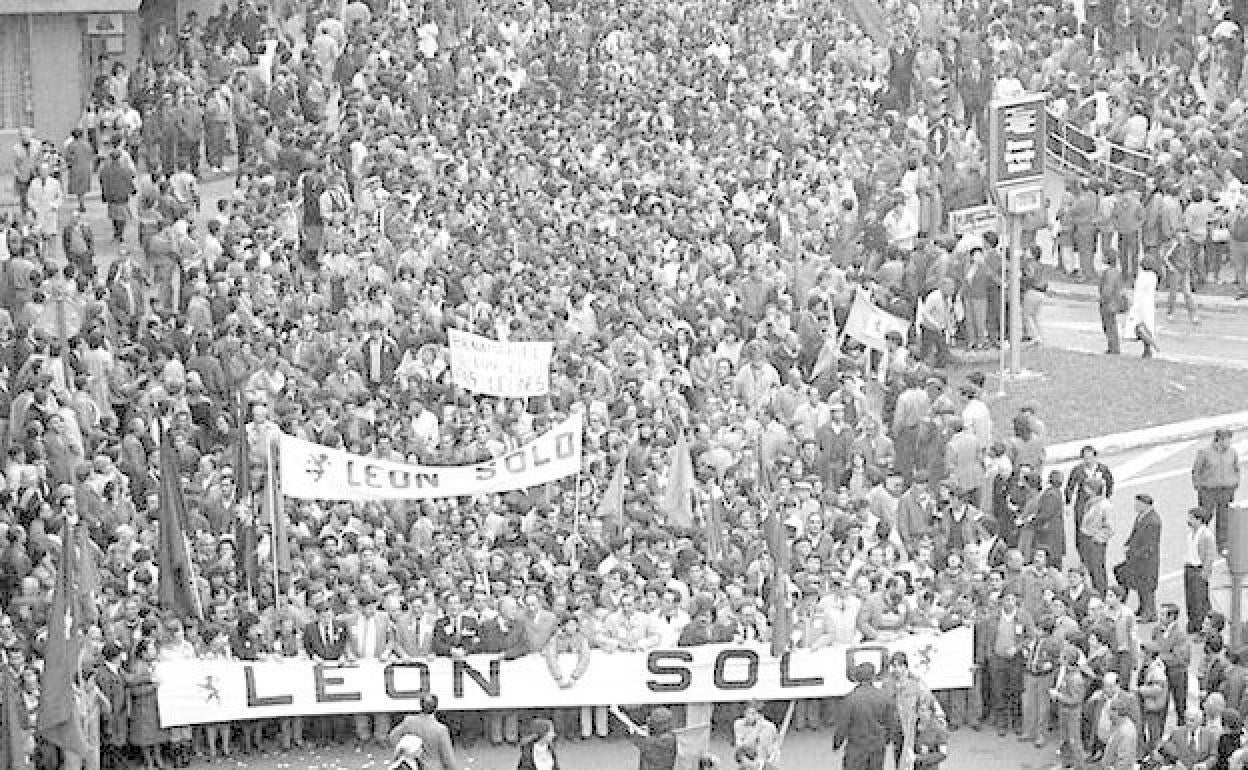 Manifestación por la autonomía leonesa en 1984.
