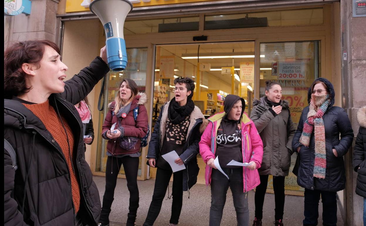 Protesta de un grupo de trabajadores frente a un supermercado. 