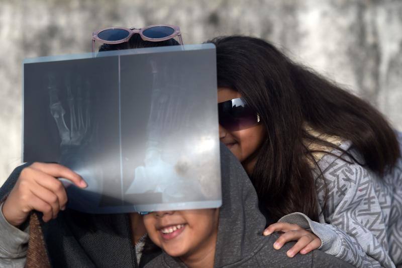 Miles de personas pudieron observar este jueves un eclipse anular de Sol, también conocido como «anillo de fuego» por el círculo luminoso que genera, en varios países asiáticos como Arabia Saudí, India, Sri Lanka, Singapur, Indonesia y Filipinas. Este tipo de eclipse se produce cuando la Luna está más alejada de la Tierra y se coloca justo delante del sol, pero no lo cubre totalmente, lo que crea su característico anillo de fuego.