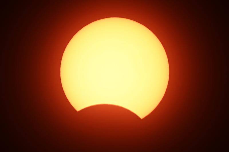 Miles de personas pudieron observar este jueves un eclipse anular de Sol, también conocido como «anillo de fuego» por el círculo luminoso que genera, en varios países asiáticos como Arabia Saudí, India, Sri Lanka, Singapur, Indonesia y Filipinas. Este tipo de eclipse se produce cuando la Luna está más alejada de la Tierra y se coloca justo delante del sol, pero no lo cubre totalmente, lo que crea su característico anillo de fuego.