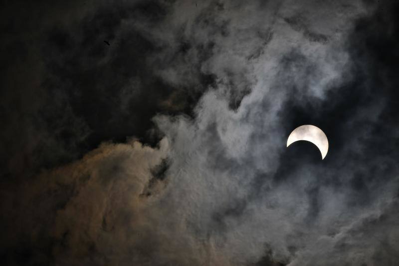 Miles de personas pudieron observar este jueves un eclipse anular de Sol, también conocido como «anillo de fuego» por el círculo luminoso que genera, en varios países asiáticos como Arabia Saudí, India, Sri Lanka, Singapur, Indonesia y Filipinas. Este tipo de eclipse se produce cuando la Luna está más alejada de la Tierra y se coloca justo delante del sol, pero no lo cubre totalmente, lo que crea su característico anillo de fuego.