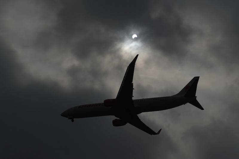 Miles de personas pudieron observar este jueves un eclipse anular de Sol, también conocido como «anillo de fuego» por el círculo luminoso que genera, en varios países asiáticos como Arabia Saudí, India, Sri Lanka, Singapur, Indonesia y Filipinas. Este tipo de eclipse se produce cuando la Luna está más alejada de la Tierra y se coloca justo delante del sol, pero no lo cubre totalmente, lo que crea su característico anillo de fuego.