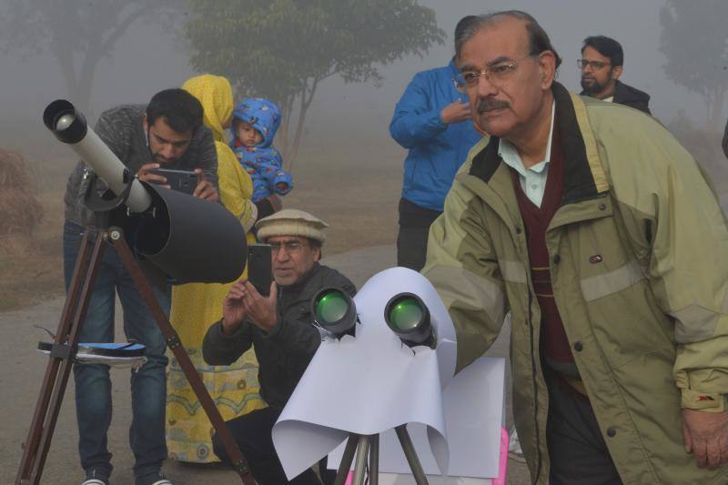 Miles de personas pudieron observar este jueves un eclipse anular de Sol, también conocido como «anillo de fuego» por el círculo luminoso que genera, en varios países asiáticos como Arabia Saudí, India, Sri Lanka, Singapur, Indonesia y Filipinas. Este tipo de eclipse se produce cuando la Luna está más alejada de la Tierra y se coloca justo delante del sol, pero no lo cubre totalmente, lo que crea su característico anillo de fuego.