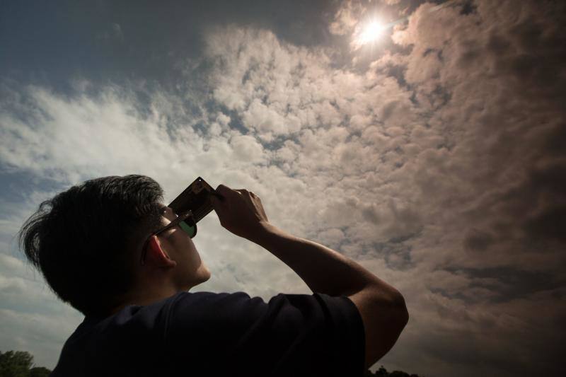 Miles de personas pudieron observar este jueves un eclipse anular de Sol, también conocido como «anillo de fuego» por el círculo luminoso que genera, en varios países asiáticos como Arabia Saudí, India, Sri Lanka, Singapur, Indonesia y Filipinas. Este tipo de eclipse se produce cuando la Luna está más alejada de la Tierra y se coloca justo delante del sol, pero no lo cubre totalmente, lo que crea su característico anillo de fuego.