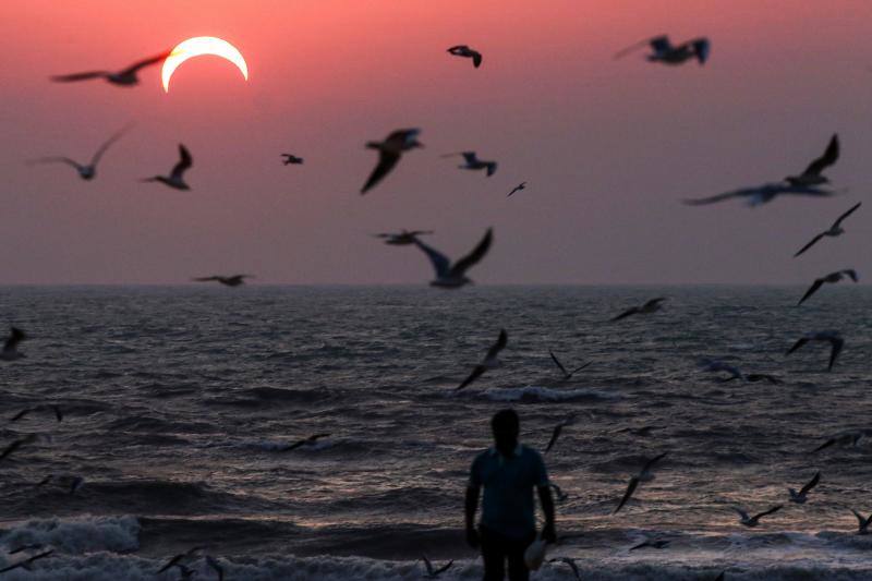 Miles de personas pudieron observar este jueves un eclipse anular de Sol, también conocido como «anillo de fuego» por el círculo luminoso que genera, en varios países asiáticos como Arabia Saudí, India, Sri Lanka, Singapur, Indonesia y Filipinas. Este tipo de eclipse se produce cuando la Luna está más alejada de la Tierra y se coloca justo delante del sol, pero no lo cubre totalmente, lo que crea su característico anillo de fuego.