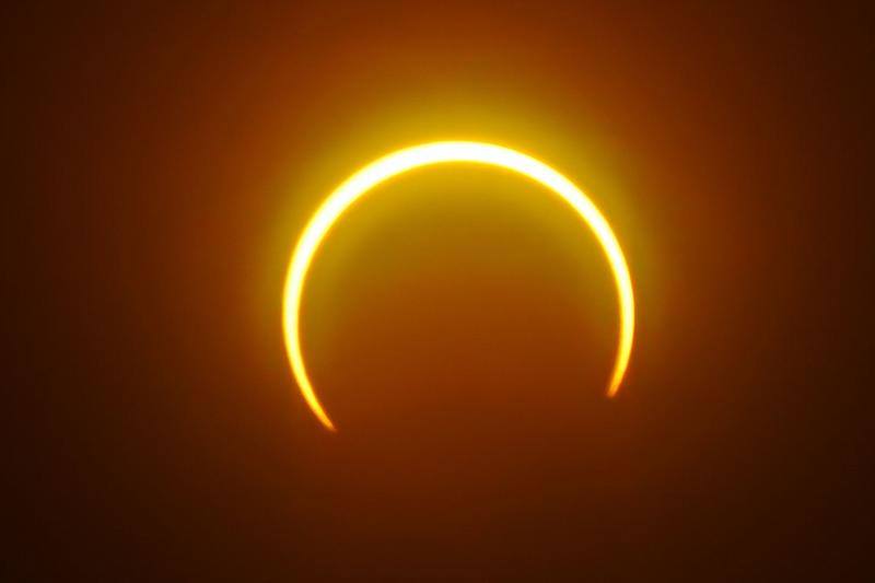 Miles de personas pudieron observar este jueves un eclipse anular de Sol, también conocido como «anillo de fuego» por el círculo luminoso que genera, en varios países asiáticos como Arabia Saudí, India, Sri Lanka, Singapur, Indonesia y Filipinas. Este tipo de eclipse se produce cuando la Luna está más alejada de la Tierra y se coloca justo delante del sol, pero no lo cubre totalmente, lo que crea su característico anillo de fuego.