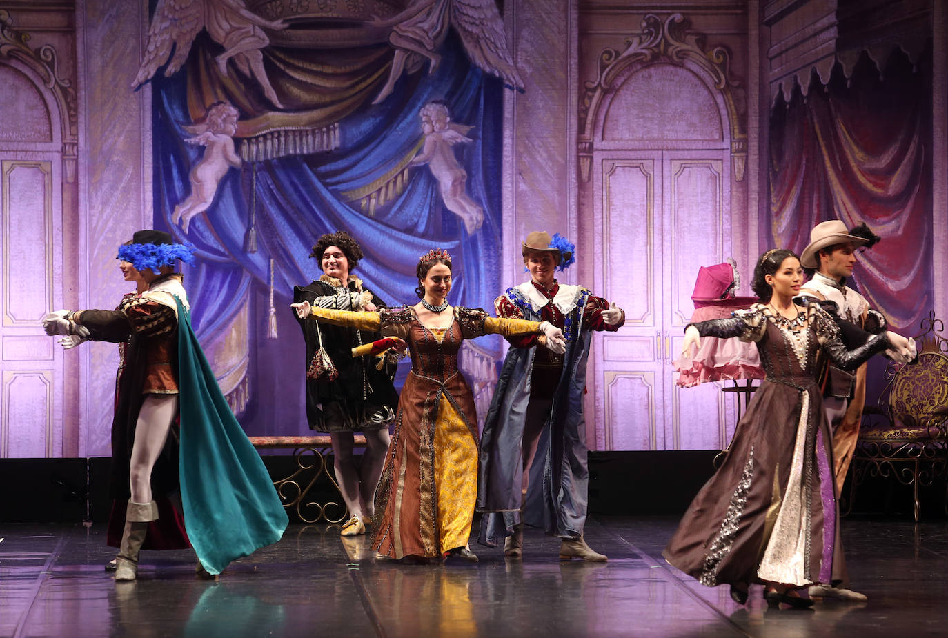 La compañía ofreció un espectáculo de cuento sobre las tablas del coliseo ovetense. 