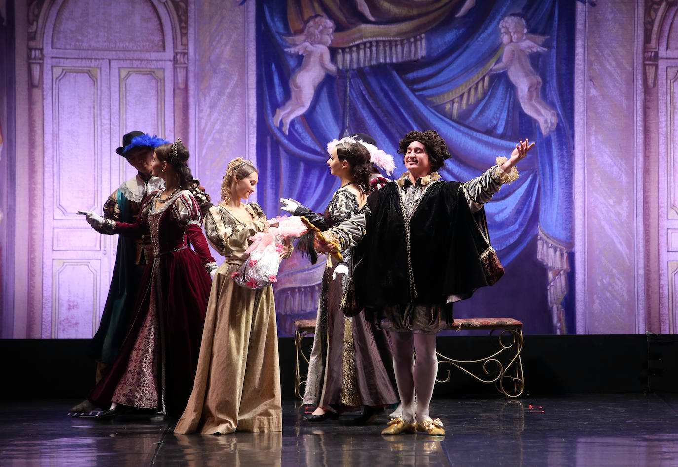 La compañía ofreció un espectáculo de cuento sobre las tablas del coliseo ovetense. 