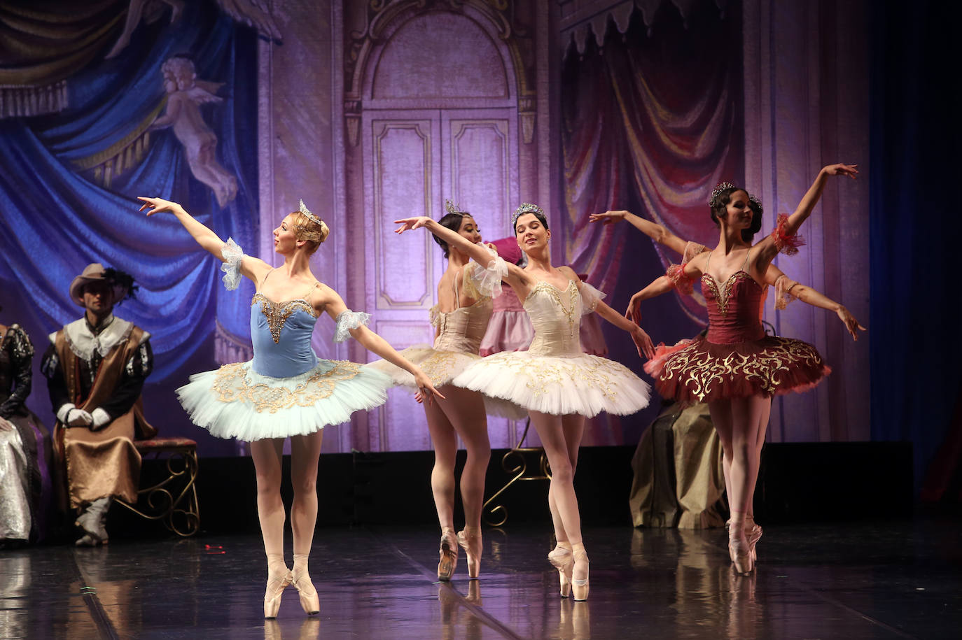 La compañía ofreció un espectáculo de cuento sobre las tablas del coliseo ovetense. 