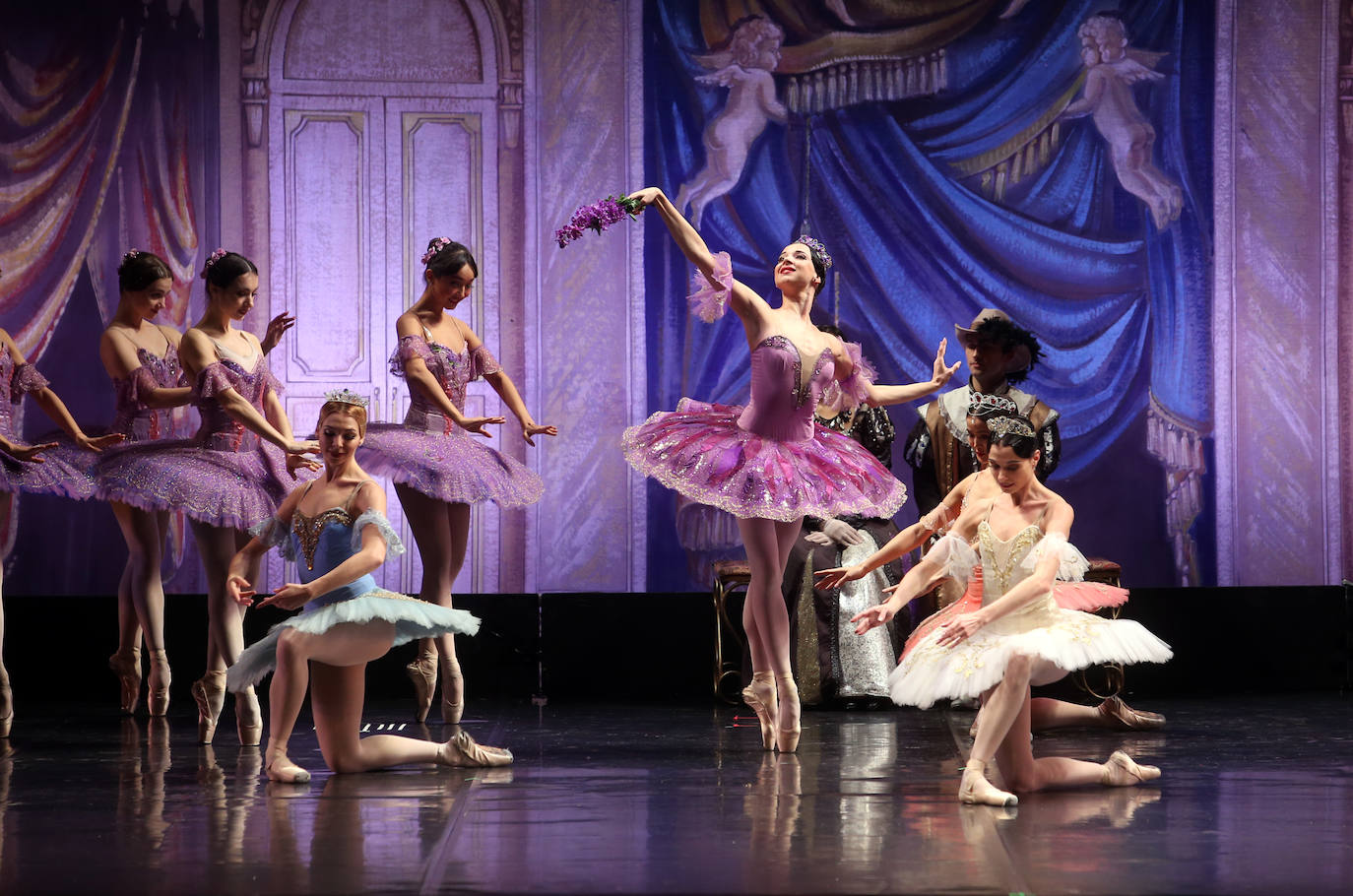 La compañía ofreció un espectáculo de cuento sobre las tablas del coliseo ovetense. 