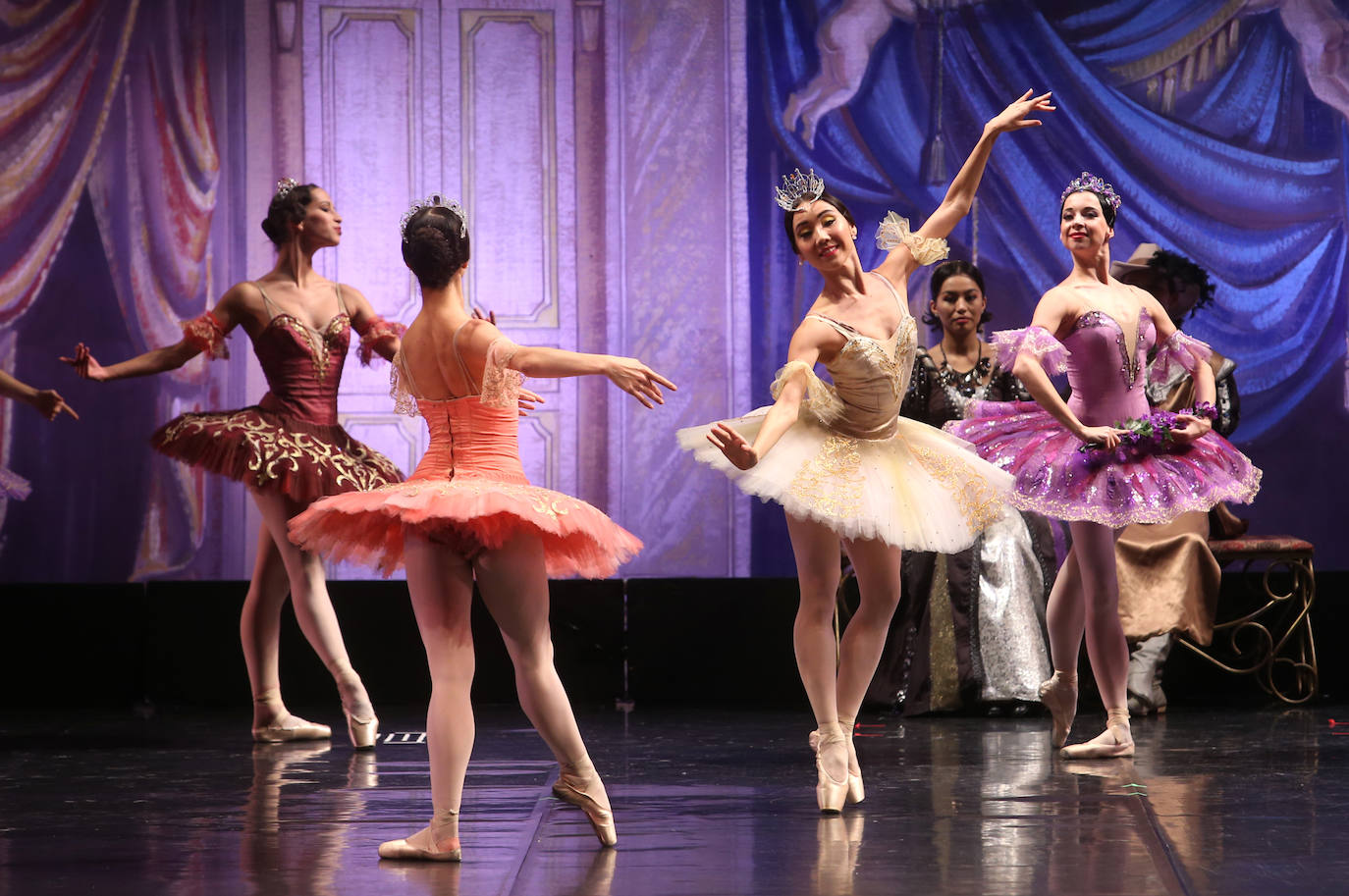 La compañía ofreció un espectáculo de cuento sobre las tablas del coliseo ovetense. 