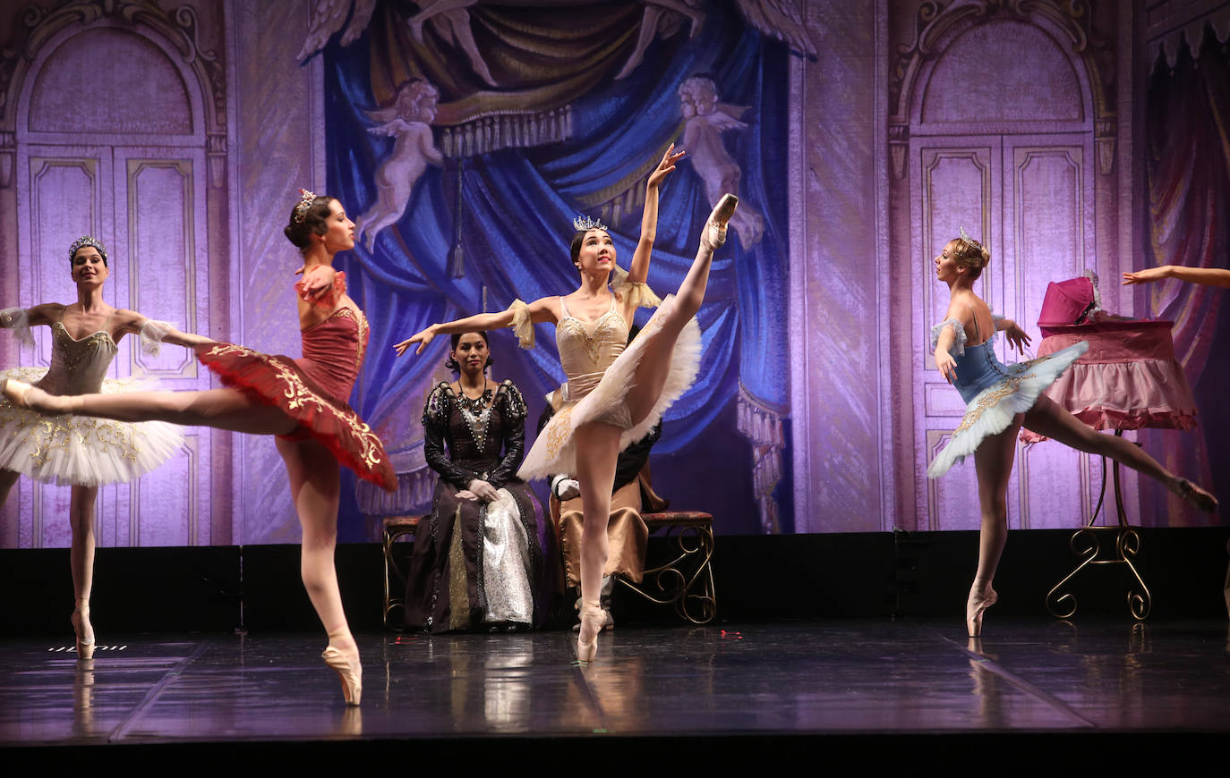 La compañía ofreció un espectáculo de cuento sobre las tablas del coliseo ovetense. 