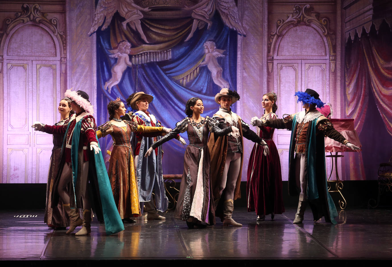 La compañía ofreció un espectáculo de cuento sobre las tablas del coliseo ovetense. 