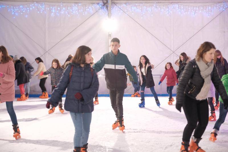 Cientos de personas disfrutan a diario de la pista de hielo de Gijón situada en la parcela del solarón. 