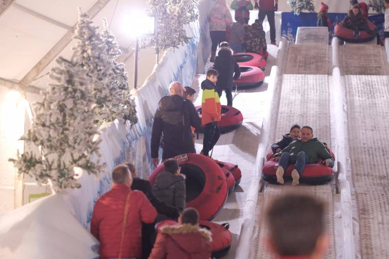 Cientos de personas disfrutan a diario de la pista de hielo de Gijón situada en la parcela del solarón. 